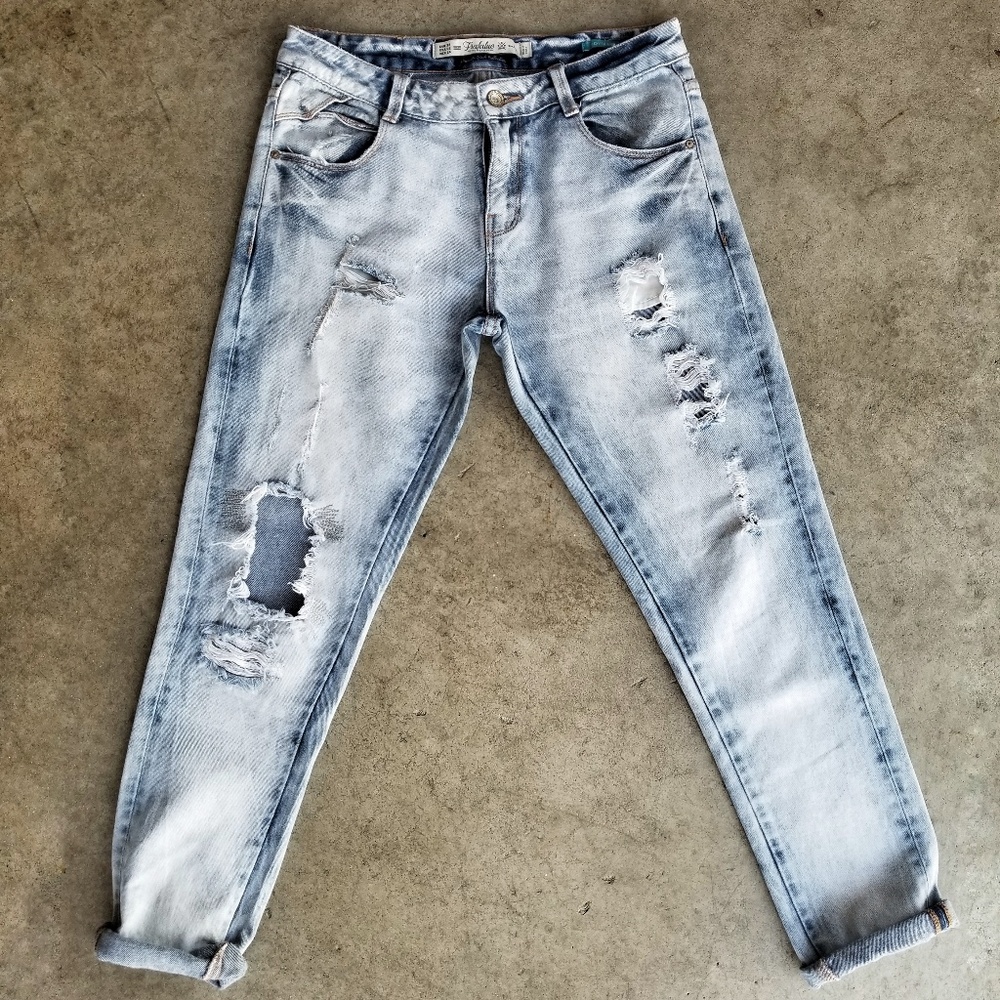 DISTRESSED DENIM JEANS